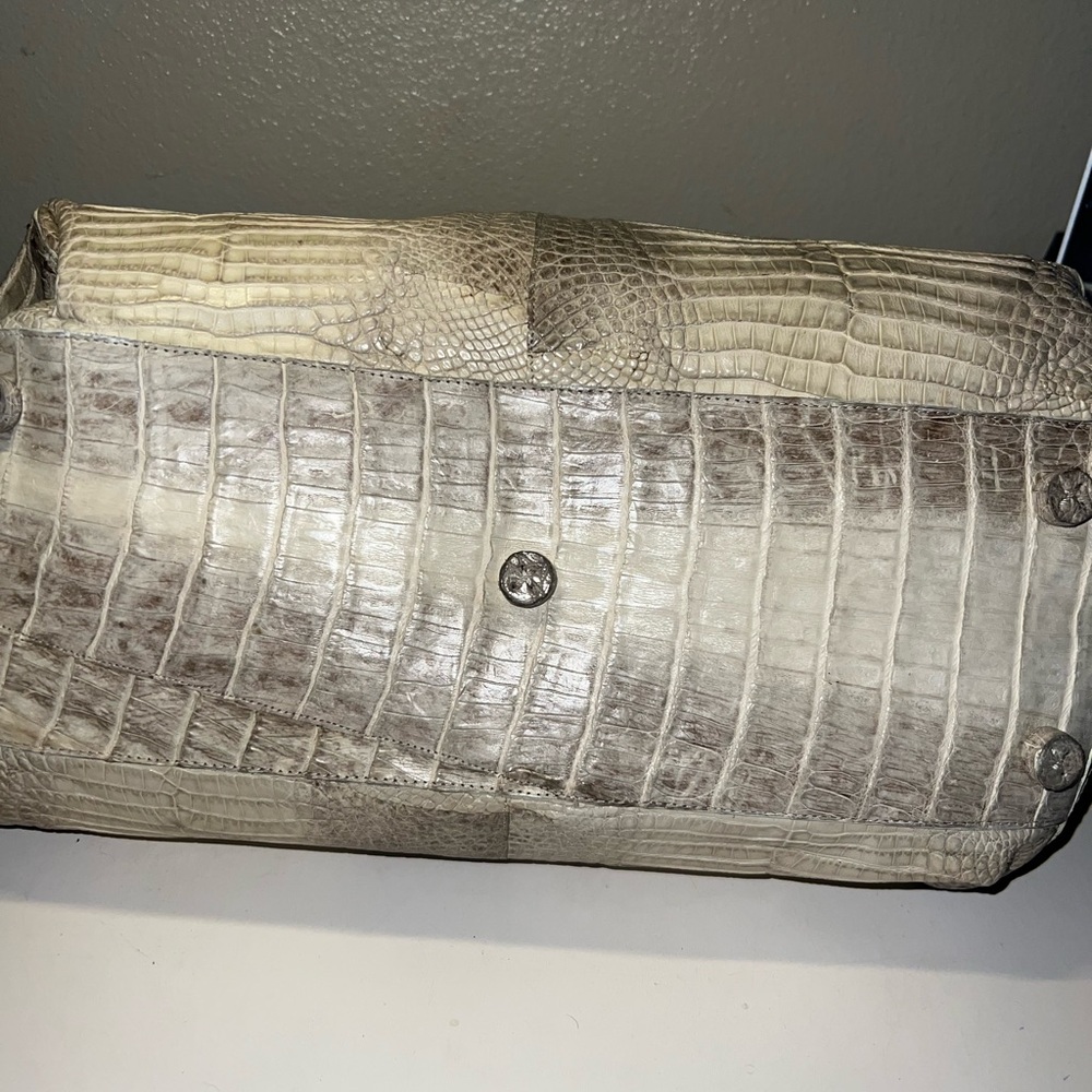 Elegant Cream Crocodile-Embossed Women's Bag - Picture 6 of 9